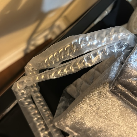 Kurt Geiger London Mini Brixton Lock Bag
Kurt Geiger London - Picture 10 of 15